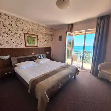 With Private Parking And Breakfast,seaview Willa