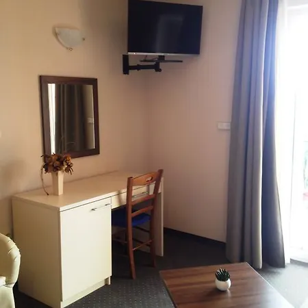 With Private Parking And Breakfast,seaview Willa