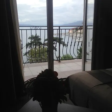 Vila With Private Parking And Breakfast,seaview *